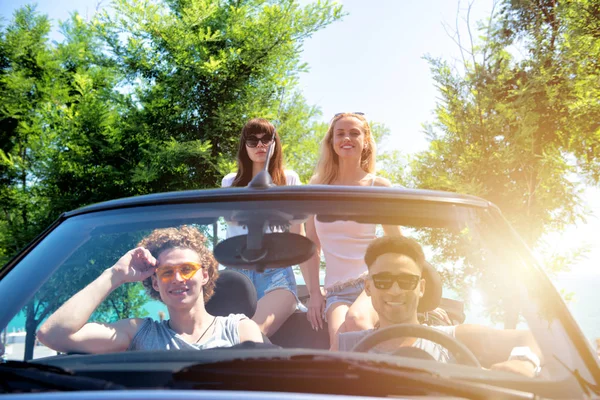 Jovens amigos prontos para viajar de carro — Fotografia de Stock