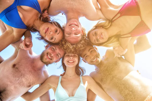 Szczęśliwe uśmiechnięte przyjaciółki na słonecznej plaży — Zdjęcie stockowe
