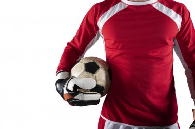 Kaleci bir futbol oyunu sırasında stadyumda topu tutuyor. Beyaz arka planda yalıtılmış