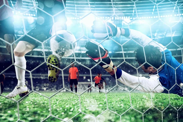 ゴールキーパーはサッカーの試合中にスタジアムでボールをキャッチします。. — ストック写真