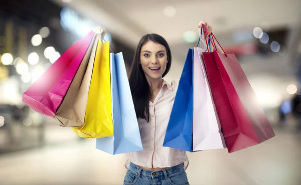 Mulher feliz com sacos de compras na mão — Fotografia de Stock