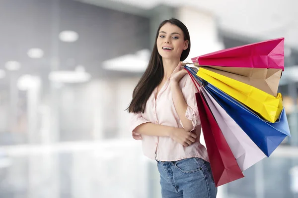 Mulher feliz com sacos de compras na mão — Fotografia de Stock