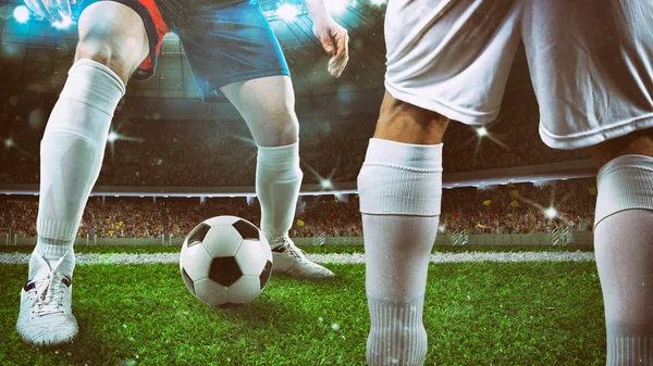 Close-up van een voetballer die de bal vasthoudt voor een dribbelen in het stadion tijdens de nacht wedstrijd — Stockfoto