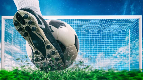 Escena de fútbol en el partido de noche con el primer plano de un zapato de fútbol golpeando la pelota con poder —  Fotos de Stock