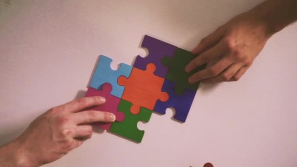 Les gens d'affaires rejoignent des pièces de puzzle au bureau. Concept de travail d'équipe et de partenariat — Video