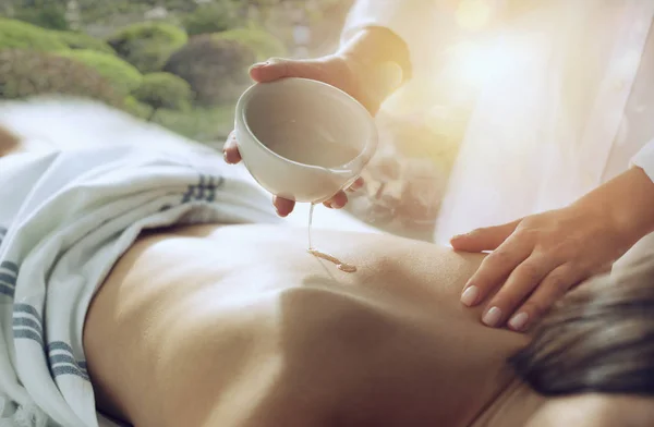 Mulher relaxante com uma massagem em um centro de spa. Dupla exposição — Fotografia de Stock