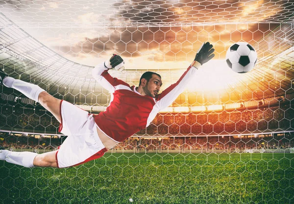 Goleiro pega a bola no estádio durante um jogo de futebol — Fotografia de Stock