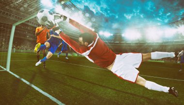 Kaleci bir futbol maçı sırasında topu stadyumda yakalar.