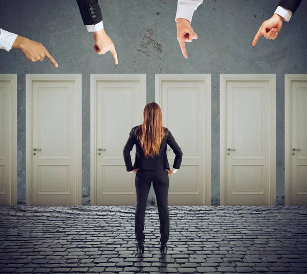 Geschäftsfrau auf der Suche nach der richtigen Tür. Konzept von Verwirrung und Wettbewerb — Stockfoto