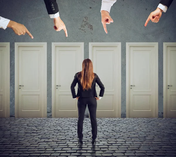 Mujer de negocios que busca seleccionar la puerta correcta. Concepto de confusión y competencia — Foto de Stock