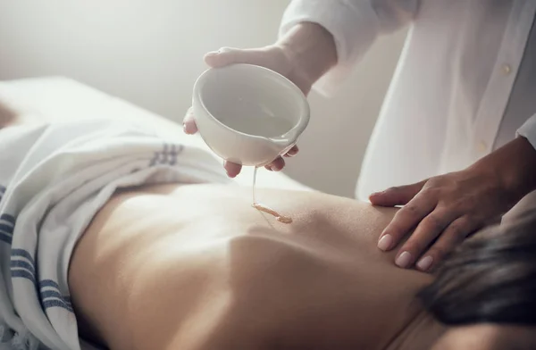 Vrouw ontspannen met een massage in een spa centrum — Stockfoto