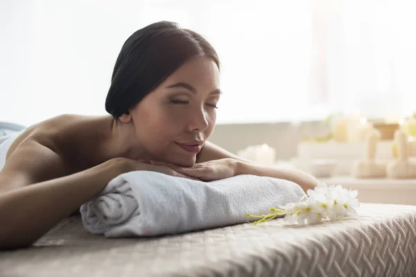 Mulher relaxante com uma massagem em um centro de spa — Fotografia de Stock
