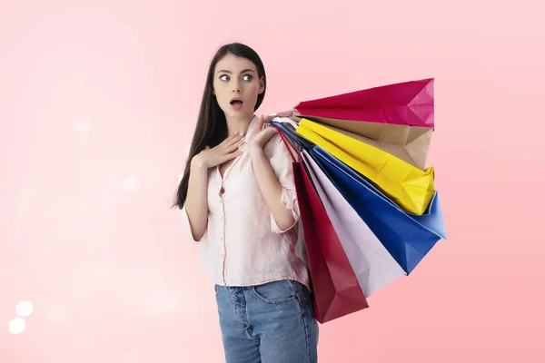 Szczęśliwa kobieta z zaskoczeniem wypowiedzi i torby na zakupy — Zdjęcie stockowe
