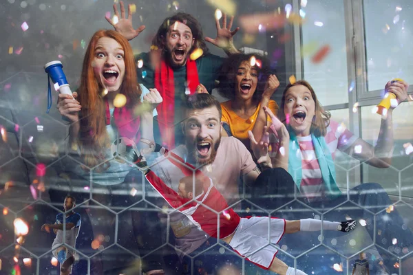 Felices amigos de los aficionados al fútbol viendo el fútbol en la televisión y celebrando la victoria con la caída de confeti. Doble exposición — Foto de Stock