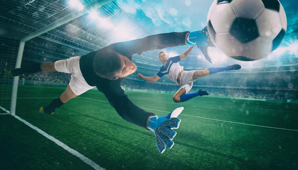 Bramkarz łapie piłkę na stadionie podczas meczu piłki nożnej — Zdjęcie stockowe