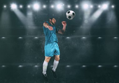 Futbol sahnesi gece maç oyuncu ile kafa ile topa vurmak için atlama