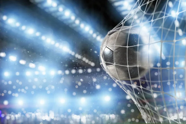 Bola de futebol marca um gol na rede — Fotografia de Stock