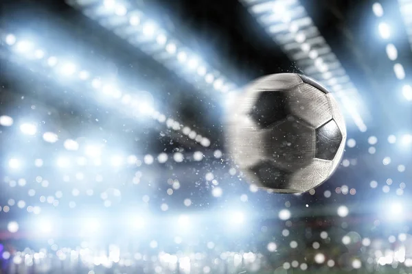 Fußball-Ball schießt ein Tor im Netz — Stockfoto