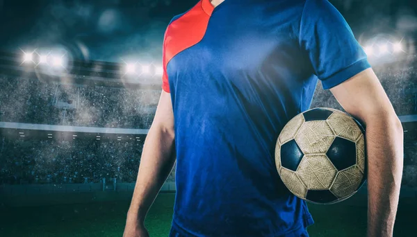 Jugador de fútbol listo para jugar con la pelota en sus manos en el estadio —  Fotos de Stock