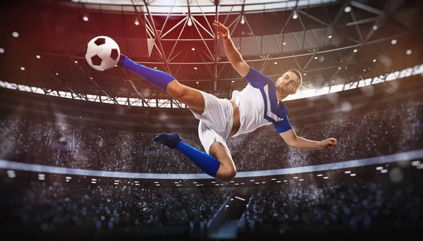 Oyuncu ile gece maçı futbol sahnesi güç ile topu tekme