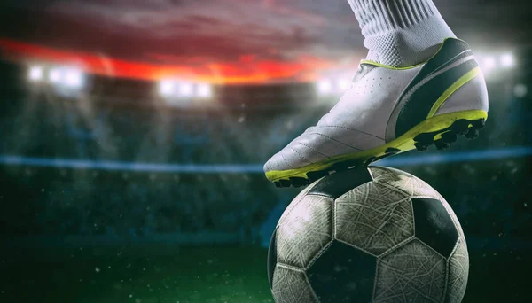 Close-up van een voetbal staker klaar om de bal te schoppen in het stadion — Stockfoto
