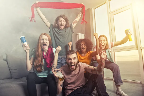 Felices amigos de los aficionados al fútbol viendo el fútbol en la televisión y celebrando la victoria —  Fotos de Stock