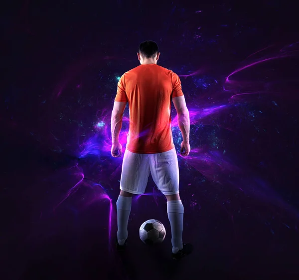 Labdarúgó-jelenet futballista előtt egy futurisztikus digitális háttér — Stock Fotó