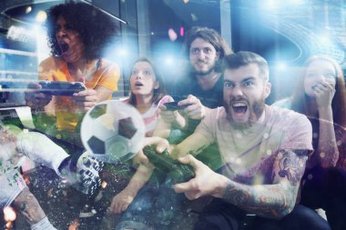 Arkadaş grubu futbol oyununda oynuyor