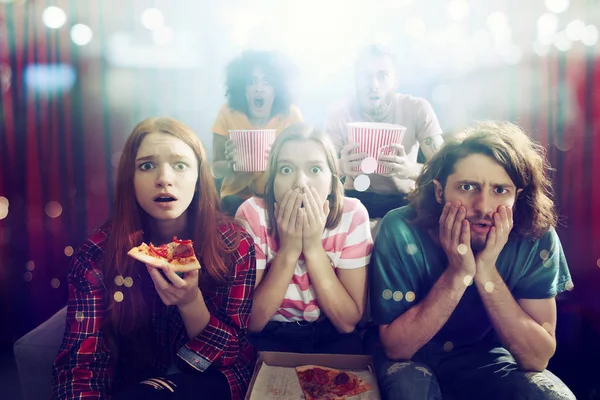 Grupa przyjaciół oglądać film w kinie — Zdjęcie stockowe