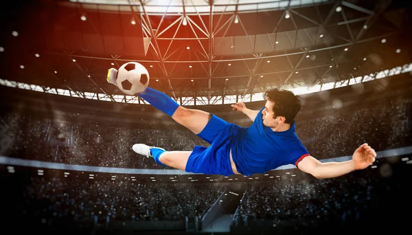 Oyuncu ile gece maçı futbol sahnesi güç ile topu tekme