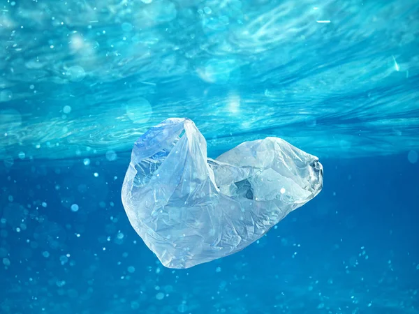 Schwimmende Tasche. Problem der Plastikverschmutzung im Rahmen des Meereskonzepts. — Stockfoto