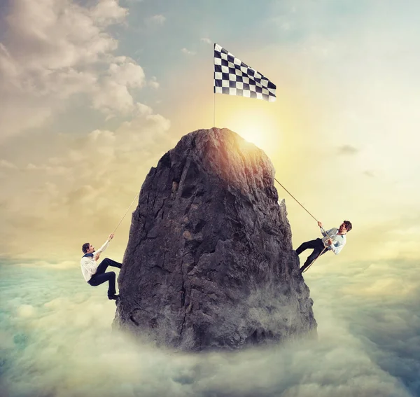 Los hombres de negocios tratan de alcanzar la meta. Difícil carrera y concepto de competencia . — Foto de Stock
