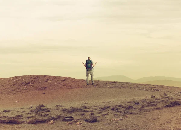 Bizonytalan explorer elvész a sivatagban. — Stock Fotó