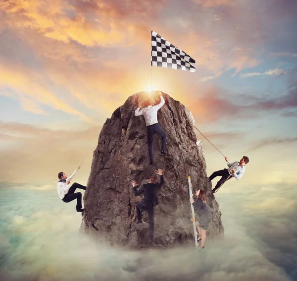 Los hombres de negocios tratan de alcanzar la meta. Difícil carrera y concepto de competencia . — Foto de Stock