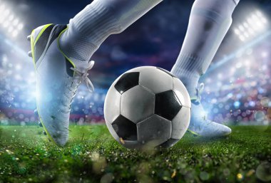 Akşamki futbol maçında bir futbol ayakkabısının topa vuruşuyla..