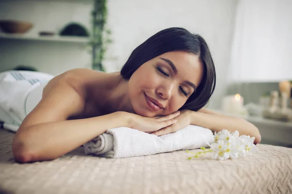 Mulher relaxante com uma massagem em um centro de spa — Fotografia de Stock