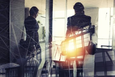 Siluetleri yatılı için bekleyen iş adamı havaalanında. Çift pozlama.