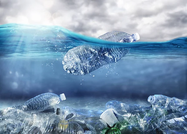 Botella flotante. Problema de la contaminación plástica bajo el concepto de mar — Foto de Stock