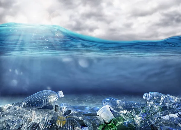 Problemet med förorening av plast under havet — Stockfoto