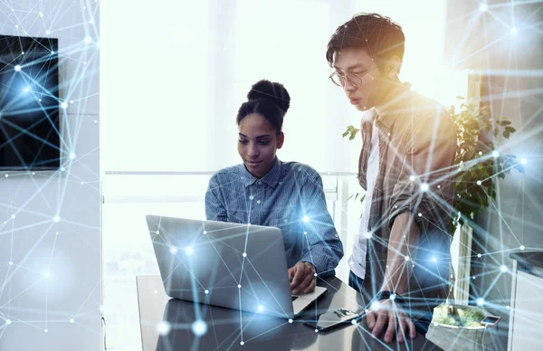 Persona de negocios en la oficina conectado a la red de Internet. concepto de startup — Foto de Stock