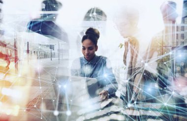 İşadamı Office Internet ağa bağlı. başlangıç şirket kavramı. Çift pozlama