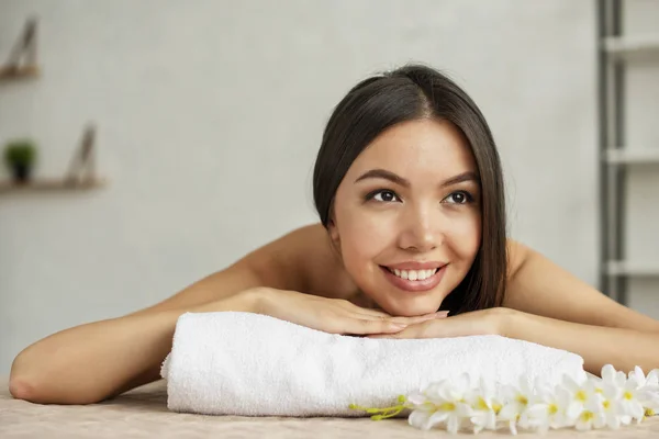 Mulher relaxante com uma massagem em um centro de spa — Fotografia de Stock