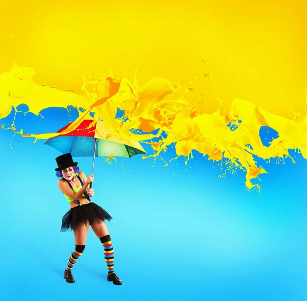 Clown met paraplu covers zelf van gele kleur druppels — Stockfoto