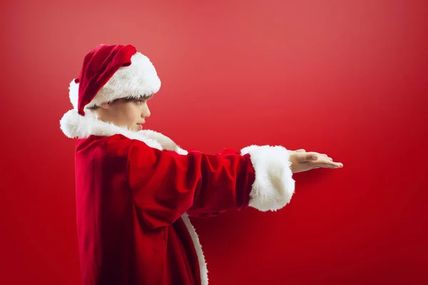 Ung pojke redo att ta emot en julklapp — Stockfoto
