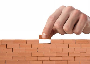 İşadamı bir tuğla bir duvar inşa koyar. Kavramı, yeni iş, ortaklık, tümleştirme ve başlangıç