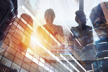 Kişilik ekibin ofiste birlikte çalışır. Takım çalışması ve ortaklık kavramı. Çift pozlama