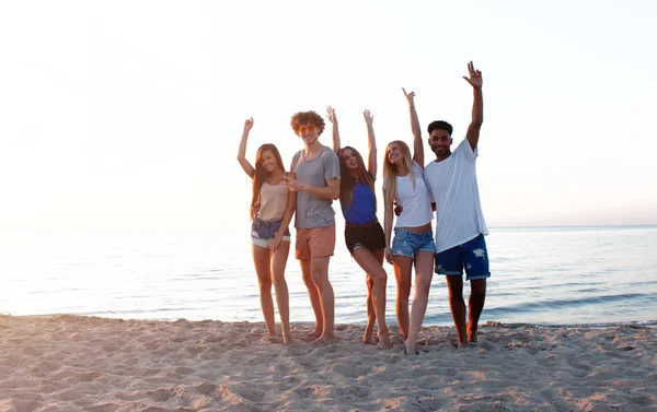 Grupo de amigos se divertindo na praia. Conceito de horário de verão — Fotografia de Stock