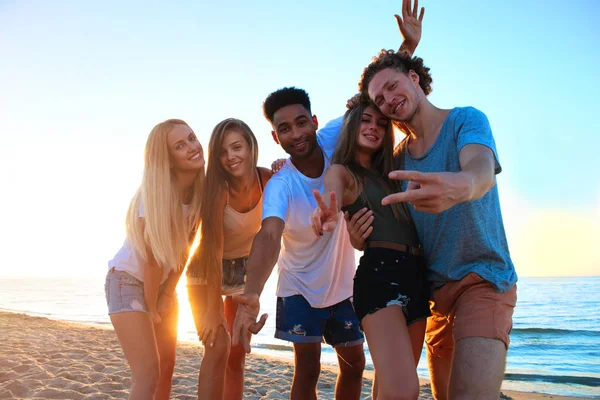 Grupo de amigos divirtiéndose en la playa. Concepto de verano — Foto de Stock