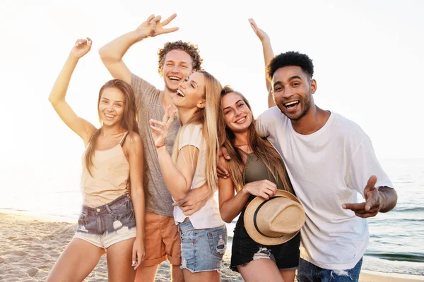 Grupp av vänner att ha kul på stranden. Begreppet summertime — Stockfoto