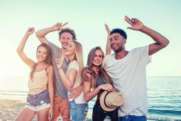 Gruppe von Freunden, die sich am Strand vergnügen. Konzept der Sommerzeit — Stockfoto